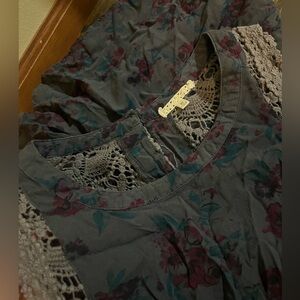 Medium gimmicks floral/lace tank